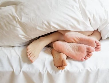 Χώρισε τον άνδρα της γιατί τον έπιασε στο κρεβάτι με την θεία του!